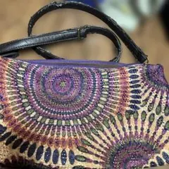 カラフルな円形模様のショルダーバッグ