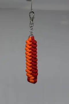 パラコードのキーホルダー　レッド・オレンジの組み合わせ