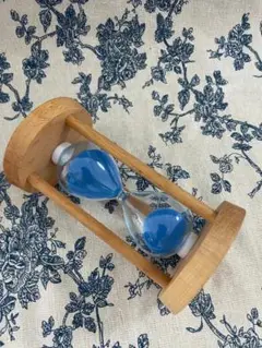 青い砂の木製砂時計