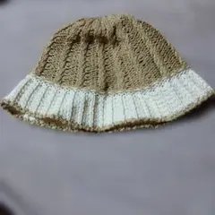 ベージュとホワイトのバケットハット