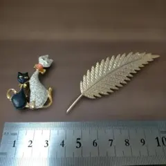 猫と葉っぱのデザインブローチ
