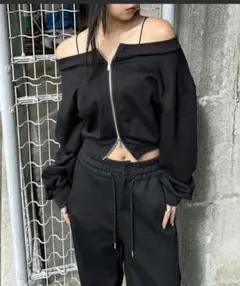 【LVEU.】ダブルジップオフショルスウェット ブラック クロップドパーカー