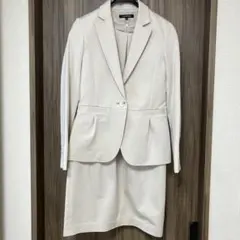 手洗い可】【美品】ベイジ BEIGE☆ノーカラー スカートスーツ Vネック