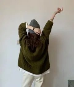 オリーブグリーン ケーブルニット セーター