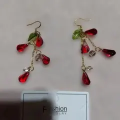 赤い水滴と葉のデザインピアス