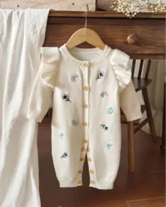 フラワー刺繍　ニットジャンプスーツ　ホワイト　9-12M 新品