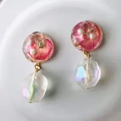 水面ピンク花びら　ドライフラワー×オーロラ ホワイトビーズ　ピアス　イヤリング