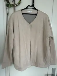 ベージュ ノーカラージャケット スエード風