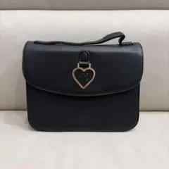 ブラック ショルダーバッグ ハート金具付き