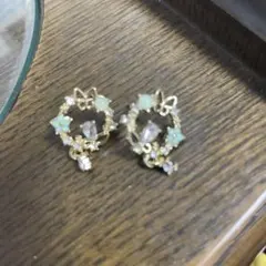 花モチーフのゴールドピアス