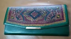 装飾的な模様の緑色長財布