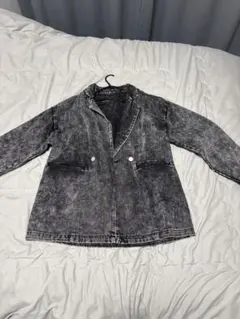 グレーのオーバーサイズデニムジャケット