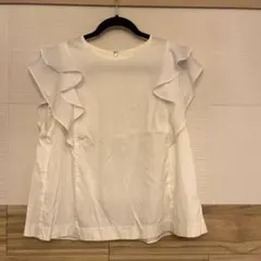 【美品】d'un à dix フリル付き　ホワイト　ブラウスのサムネイル