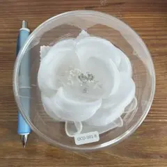 ホワイト 花モチーフ コサージュ ビジュー付き