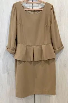 新品タグ付きペプラムワンピース　ベージュ