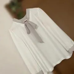 リボン付きホワイト長袖シャツ　オフィスにも