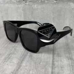 美品 PRADA プラダ ロゴ プレート サングラス 黒 SPR10Z 定番 - メルカリ