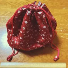 巾着バッグ　赤　小花柄　布製