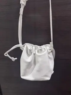 ホワイト 牛革巾着型ショルダーバッグ