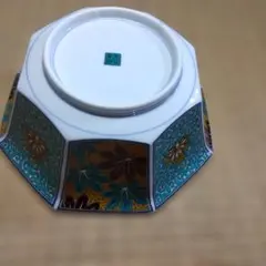 九谷焼　青郊の八角形丸文の唐草模様です。箱無し美品です。どうぞ