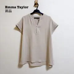 新品 Emma Taylor イージーケアパール釦キーネックブラウス ベージュのサムネイル