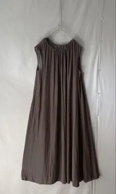 アンタイトル ノースリーブギャザーとろみマキシワンピース　グレージュ1