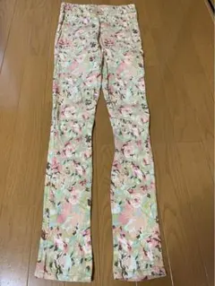 スキニーパンツ 花柄のサムネイル