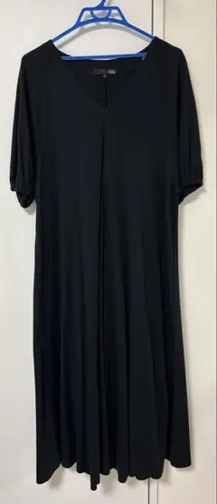 黒のVネックパフスリーブワンピースのサムネイル