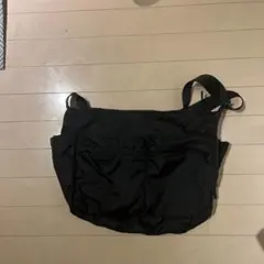 黒いナイロンショルダーバック