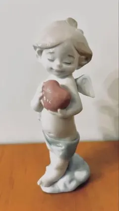 NAO（ナオ）の磁器人形、「エンジェルラブ」