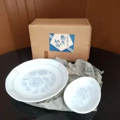 青色と白色の花柄皿セット
