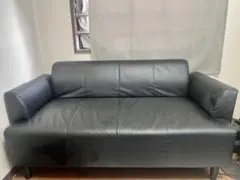 黒い合成皮革2人掛けソファ