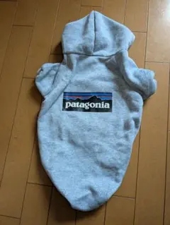 Patagoniaロゴ入りフード付き犬服　グレー