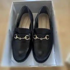 黒のローファー ゴールドチェーン付きのサムネイル