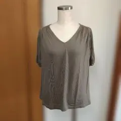 ナチュラルビューティーベーシック　カーキ　濃いめベージュ　Vネック Tシャツ Мのサムネイル