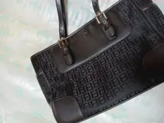 ロゴ入り黒手さげバッグ