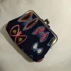 ミナペルホネン がま口ポーチ　 濃紺と多色刺繍　コインケース『訳アリ』