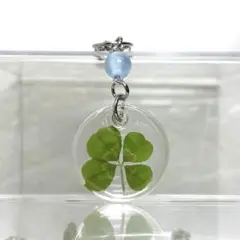 四つ葉のクローバーシルバーＡ　レジンキーホルダー　ハンドメイド