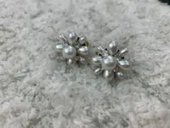 パールとクリスタルの花形イヤリング