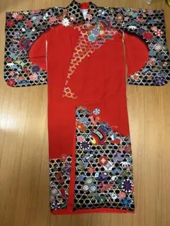 鮮やかな赤地 華やかな古典柄 振袖のサムネイル