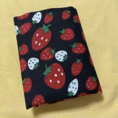 SALE品 ブラック地 イチゴ苺柄生地ハギレ