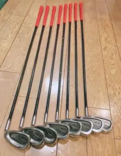 ゼクシオ　アイアンセット 8本 赤グリップ カーボンシャフト