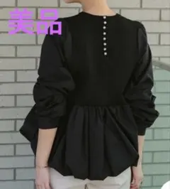 バックパールボタン ペプラムブラウス 長袖 黒 ボリューム袖