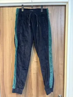 ネイビーとグリーンのコーデュロイ風パンツ