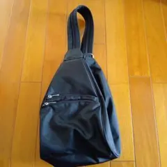 黒のスリングバッグ