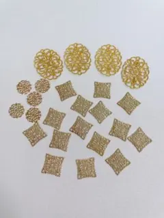 金色の金属製パーツセット