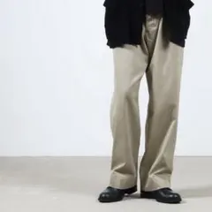 COMOLI KHAKI チノパンのサムネイル