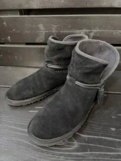 UGG ブラック スエードブーツ タッセル付き