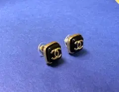 CCロゴピアス　エナメルブラック　ゴールドロゴ