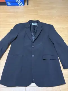 黒のテーラードジャケット